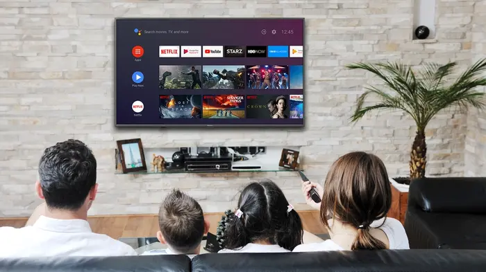 Familjen tittar på Viking IPTV via TELEVIZO-appen